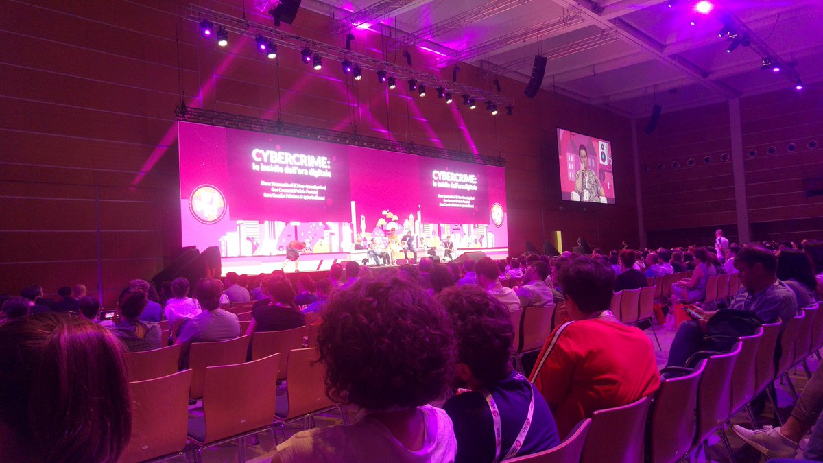 L'era digitale ha anche aspetti insidiosi.
Si apre il dibattito sul #cybercrime al #wmf18 con <a href="/La_Stram/">Elena Stramentinoli</a> di Crime+Investigation, Sara, vittima di #cyberbullismo, sua madre e Geo Ceccaroli della Polizia Postale.