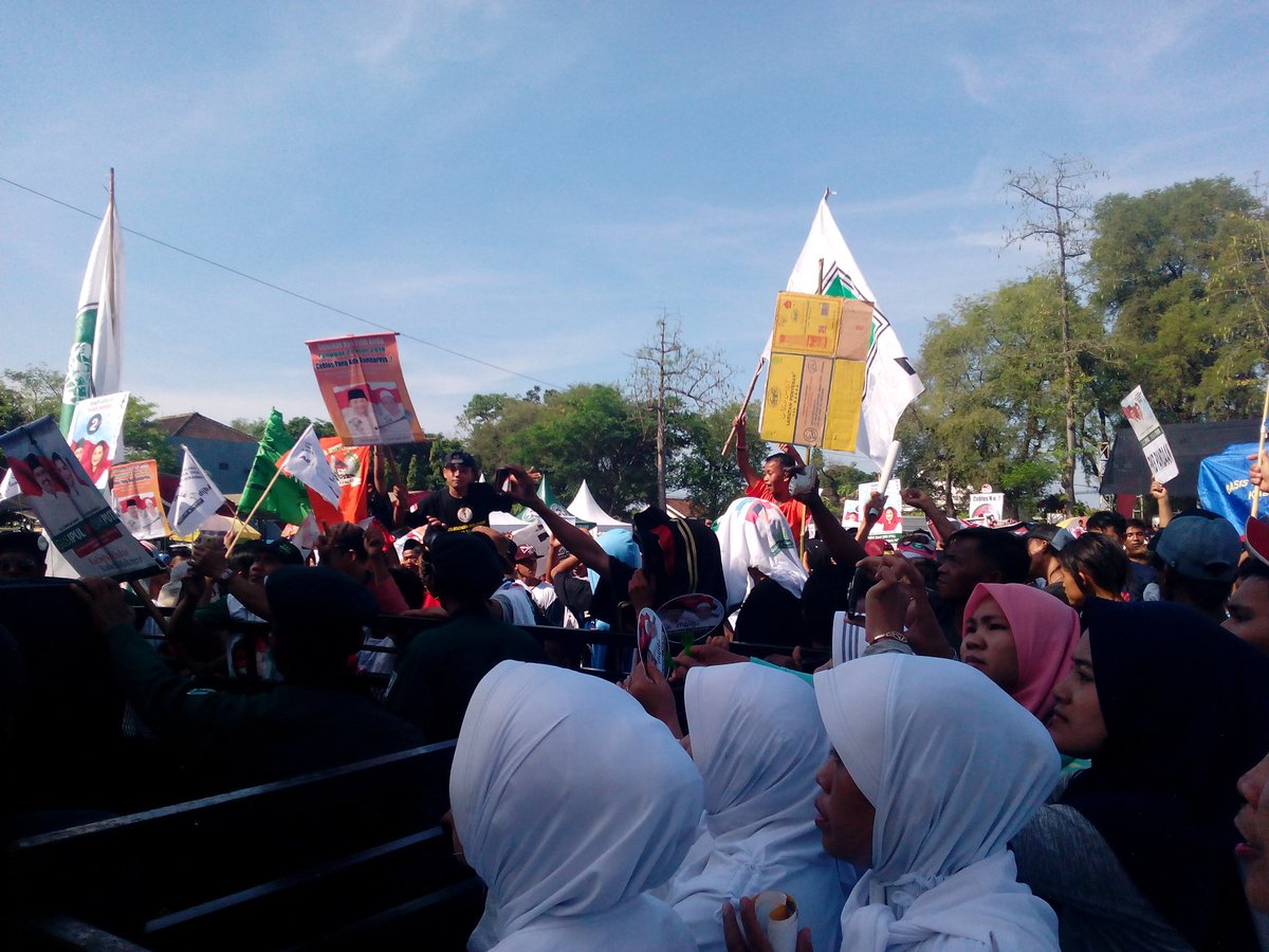 Kampanye Akbar di Lapangan A. Yani Grati Pasuruan (23/6/18). Hadirkan Para Masyayikh dan Ribuan Komunitas, komitmen menangkan GUSTI & ADJIB.
#Gusti #GusIpulMbakPuti #GusIpulMbakPutiMenang #Adjib #GusIrsyadGusMujib #AdjibMenang #pilgubjatim2018 #PilbupPasuruan2018
