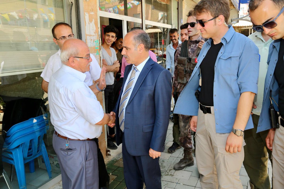 Şırnak Valisi Sayın Mehmet Aktaş, İdil ilçesini ziyaret etti.Esnafları dolaştı,Vatandaşlarla bir araya gelerek öneri ve isteklerini dinledi.Birlik ve beraberlik içinde refah ve huzurun artması için gerekli tüm yatırımların hayata geçirileceğini vurguladı. #sirnak