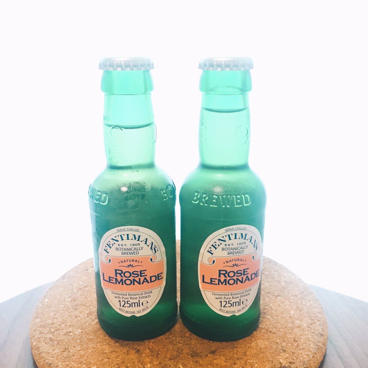 wisteria_swing's tweet photo. ローズレモネード 125ml
FENTIMANS ROSE LEMONADE
原産国:イギリス
★★★★☆
レモン強めのレモネード。炭酸の刺激は炭酸天然水のように鋭く弱い感じです。
ローズの香りは味の邪魔になりません👍
原材料に生姜が入っていますが辛さは全く感じませんでした。また飲みたい😃
#輸入菓子 #ImportedSweets https://t.co/suVKhkhXID