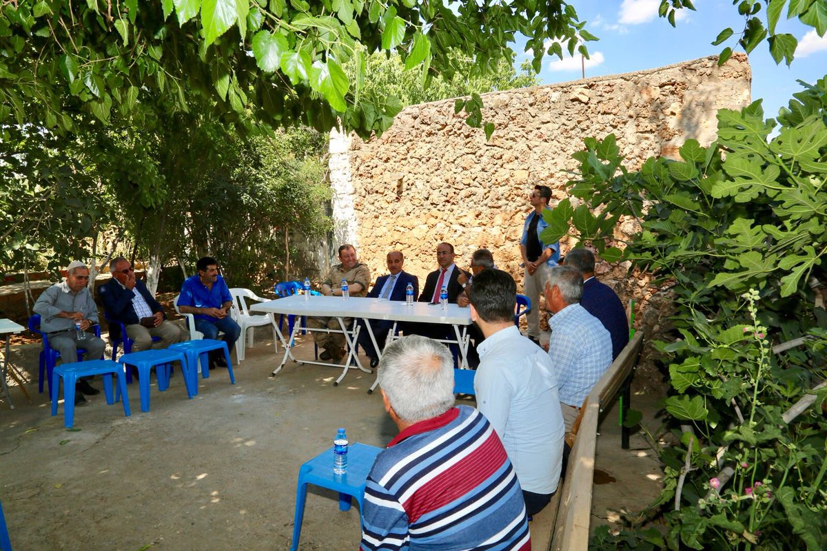 Şırnak Valisi Sayın Mehmet Aktaş, İdil ilçesine bağlı Dumanlı Köyünü ziyaret etti.Vatandaşlarla bir araya geldi.Devlet ve Millet kaynaşmasının gücü ile çok daha güvenli ve aydınlık bir geleceğin sonraki nesillere miras kalacağını belirtti. #Şırnak #sirnak