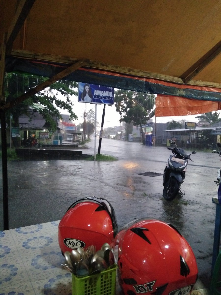 Hujan deras, trjebak di pingir jalan sambil berteduh