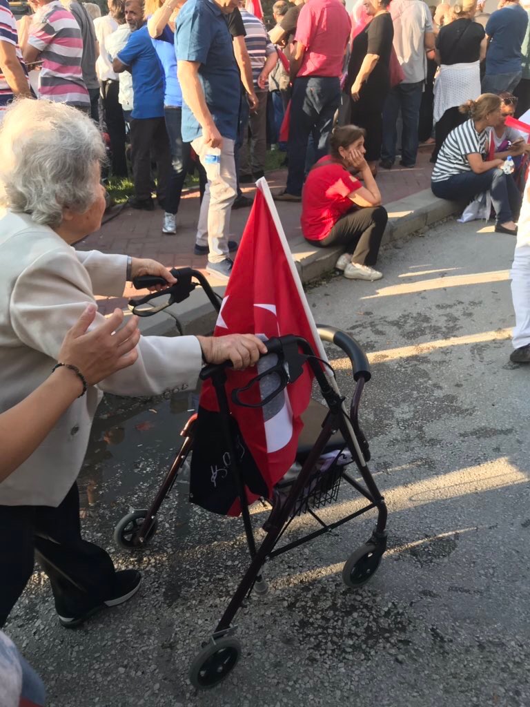 ozgurfirat_1's tweet photo. Kendileri için değil,
Torunları için, gelecek nesiller için, sizler için bizler için meydandalar!
Helal olsun 👏👏 
#Maltepe https://t.co/RIsysI6fYu