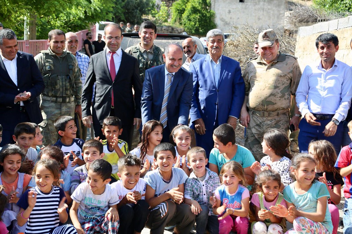Şırnak Valisi Sayın Mehmet Aktaş,İdil’in Dera mezrası ve Kentli Köylerini ziyaret etti.Köy muhtarı Abdulhalim Aslan ve Vatandaşlar bir araya gelerek çocuklarımızın terör tarafından engellenen başta eğitim olmak üzere tüm haklarının sağlanması için yatırımların süreceğni vurguladı