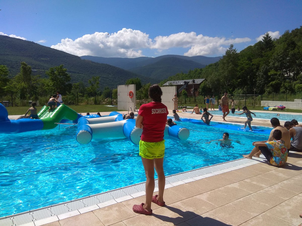 ajuntamentsort's tweet photo. Ja ha començat la temporada de piscina!! 🌞🏊🏻‍♀️🏊🏻‍♂️ Avui dissabte portes obertes tot el dia i inflables al  matí; a partir de demà diumenge consulteu preus, horaris, serveis i activitats a https://t.co/zCnvpEG17Q 🙋🏻‍♂️🙋🏻‍♀️ https://t.co/RZrgDPQRTO