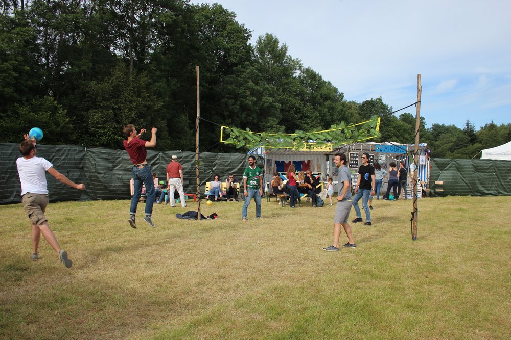 Temps estival parfait pour une partie de Biches Volley au #BichesFest 👌