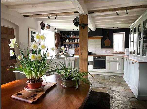 Jon + Gill's kitchen is 'an eclectic mix of pieces' incl. @benbrierleyceramics + <a href="/philrogerspots/">Bob Helper</a> 

<a href="/SytchFarm/">Sytch Farm Studios</a> #MeetTheMaker #ArtsAndCrafts #KitchenGoals 
hamptonmanor.com/sytchfarm/