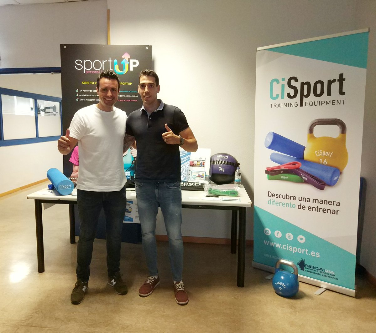 Un placer charlar en nuestro stand sobre tecnología aplicada al deporte con alguien como @cbalsalobre antes de su charla en la jornada #JDXTEcufis
