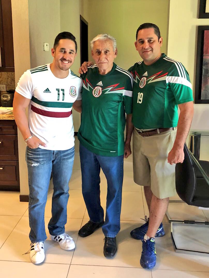 ChuyMarioFG's tweet photo. Junto a mi familia disfrutando del juego de @miseleccionmx del #MundialRusia2018 
¡Vamos México 🇲🇽 ! ¡Vamos Ganar! 
#Puron1 Vamos con todo! @emmanuelfloresf https://t.co/RHNwot7sjN