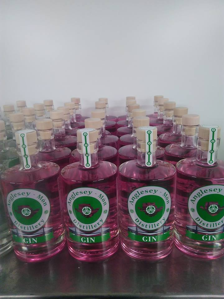 AngleseyMon's tweet image. our raspberry pink gin best served with lemonade cucumber and slices of strawberry on such a sunny night