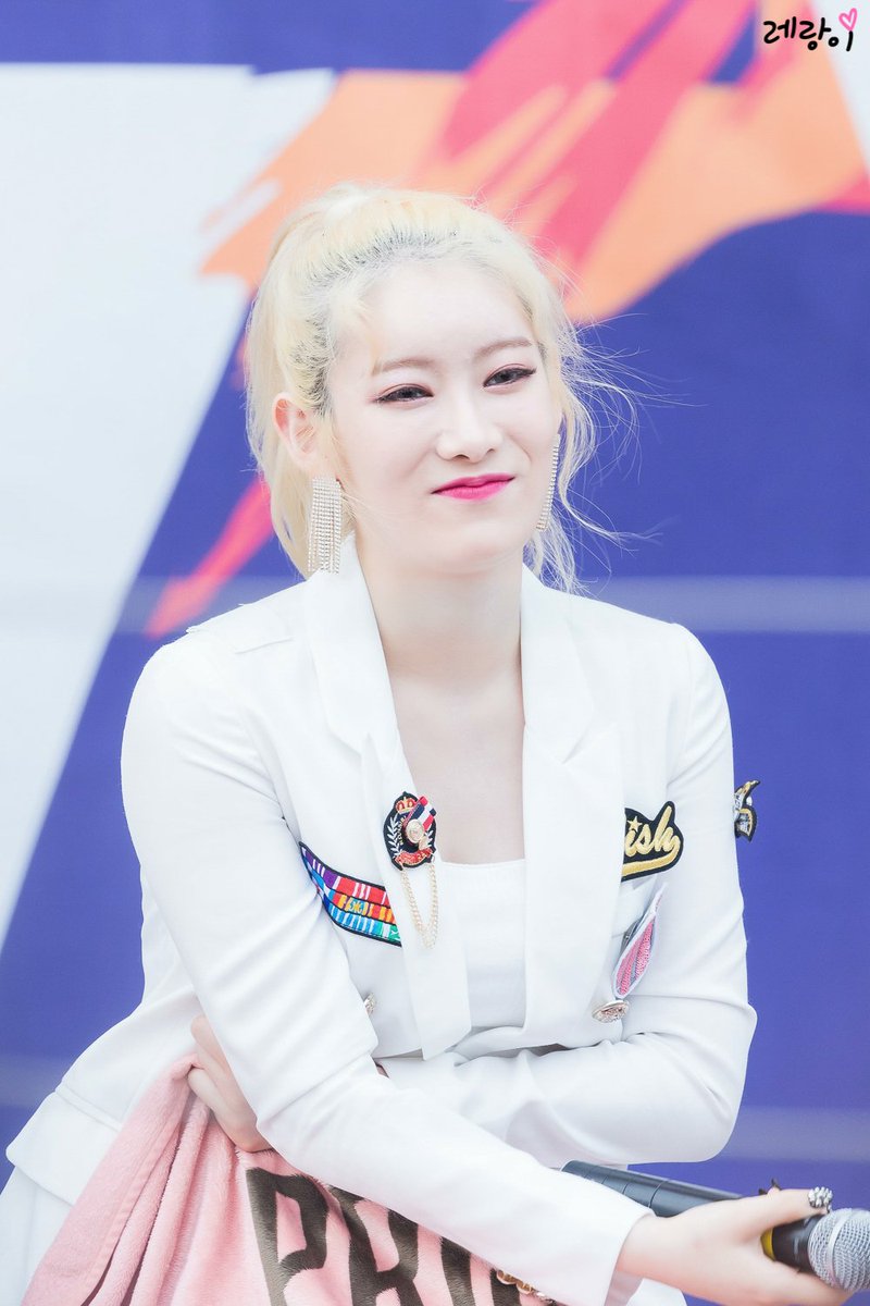 relovely_'s tweet photo. 180617 여의도 find out the V event (2)❤️
#강예빈 #레나 #프리스틴 #프리스틴V #PRISTIN https://t.co/NwHpugFD6c