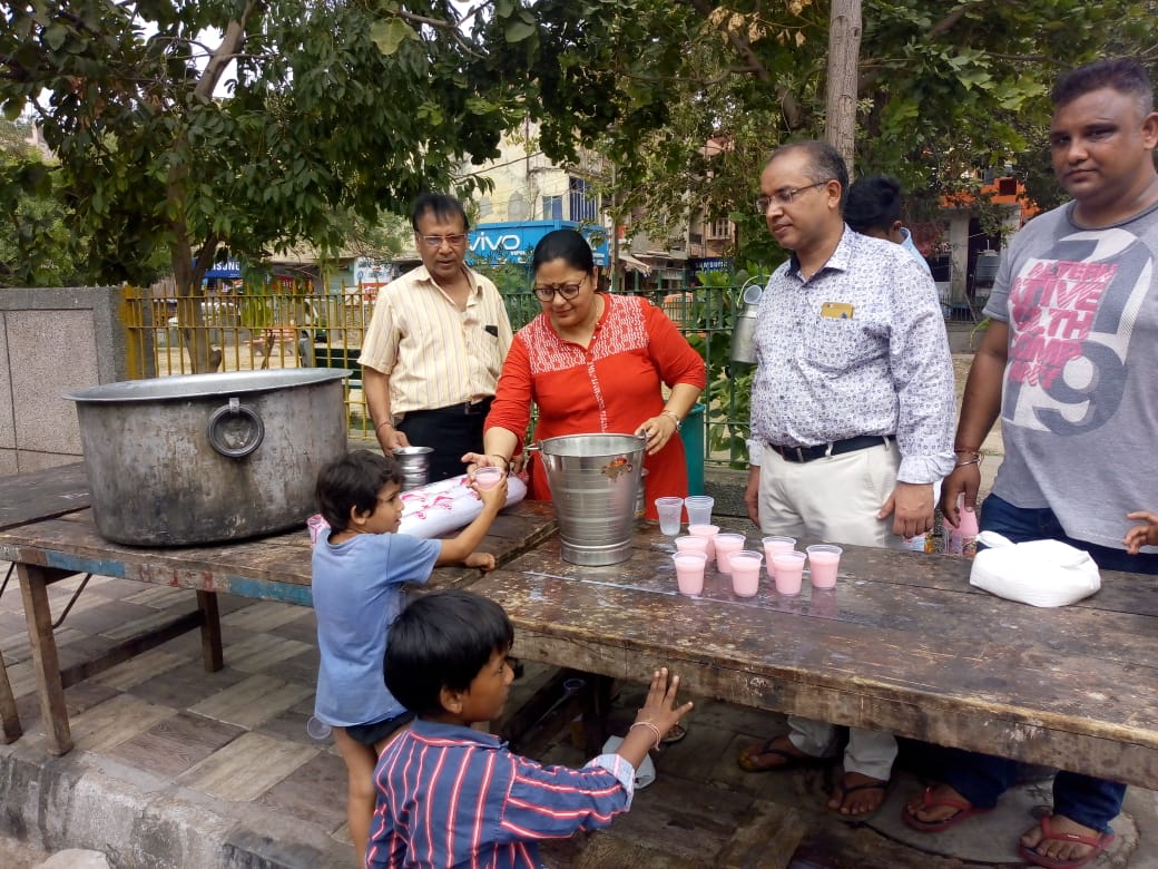 निर्जला एकादशी के पर्व पर तिमारपुर में मीठे शर्बत की छबील में सभी साथियों के साथ लोगों को शर्बत पिला कर बहुत अच्छा लगा।