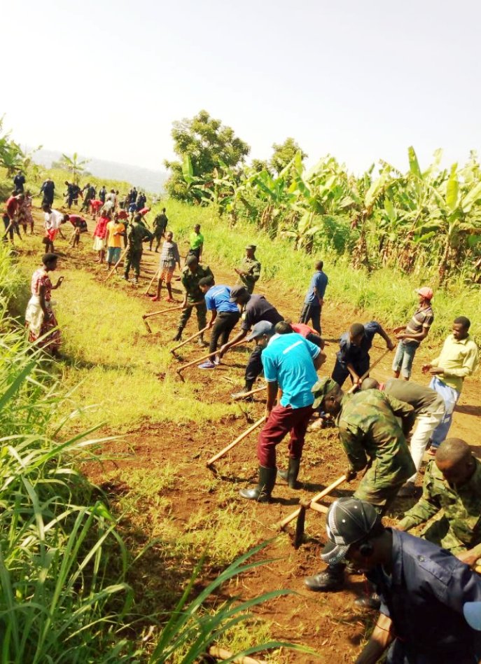 intagamburuzwa's tweet photo. This what we mean by saying #YouthAt CenterOf Transformatin #Umuganda @MinYouthRwanda @RwandaYouth @RMbabazi @mwesigwa120 @AlineSanny https://t.co/ASLwLf3SLW