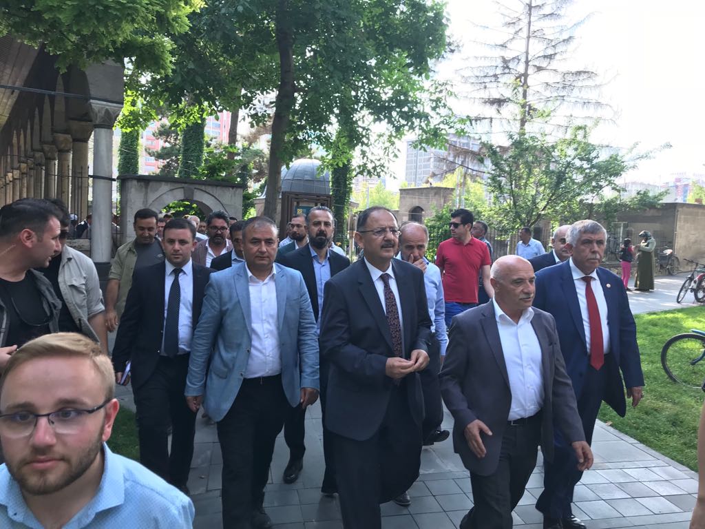 mvsamidedeoglu's tweet photo. #24Haziran seçimlerine #BizHazırız, #KayseriHazır, #TürkiyeHazır! 
İlk günkü aşkla hep birlikte #DEVAM ediyoruz.Cumhuriyet Meydaninda hemşerilerimizi selâmladık. Muhteşemsin Kayseri... #VakitTürkiyeVakti #VakitKayseriVakti https://t.co/rNsUUd0UAR