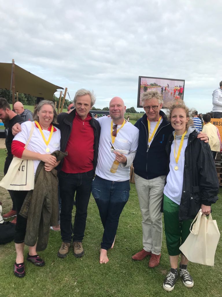 Drie van deze 5 kinderpsychiaters stonden de volle 6 uur.Ik verloor na 5.35 mijn evenwicht.