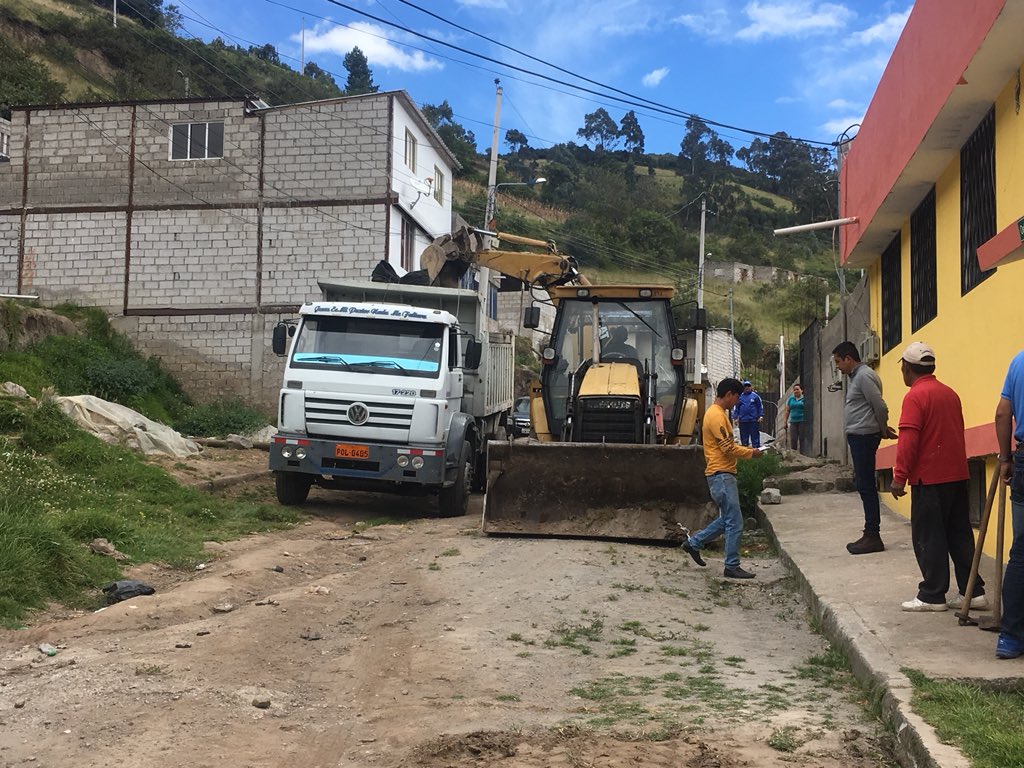 Joliepupe's tweet photo. Un nuevo finde trabajando con los vecinos de #Quito HOY en el barrio #EsperanzaYProgreso #SurDeQuito vamos a ponerle lindo a toda nuestra ciudad #QuitoFuturo ☺️👏🏻 @diegosalgadorib https://t.co/gM2zoCtwxp