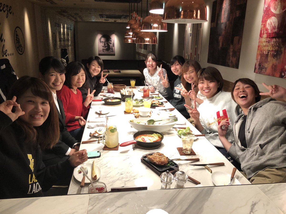 18laschicas's tweet photo. ✨ラスチカスの魅力✨
いろんな学部が集まるラスチカス🌈
学部同士の絆は、先輩後輩関わらず強いです！(ちなみに、写真は法学部会の様子です👩‍🎓)
部活・勉強・バイト・恋バナ、、話のネタは尽きません🔥
#南山大学 #女子ラクロス #毎日ラスチカス #法学部会 #絆 #二次募集 https://t.co/7x1vfBfmbM
