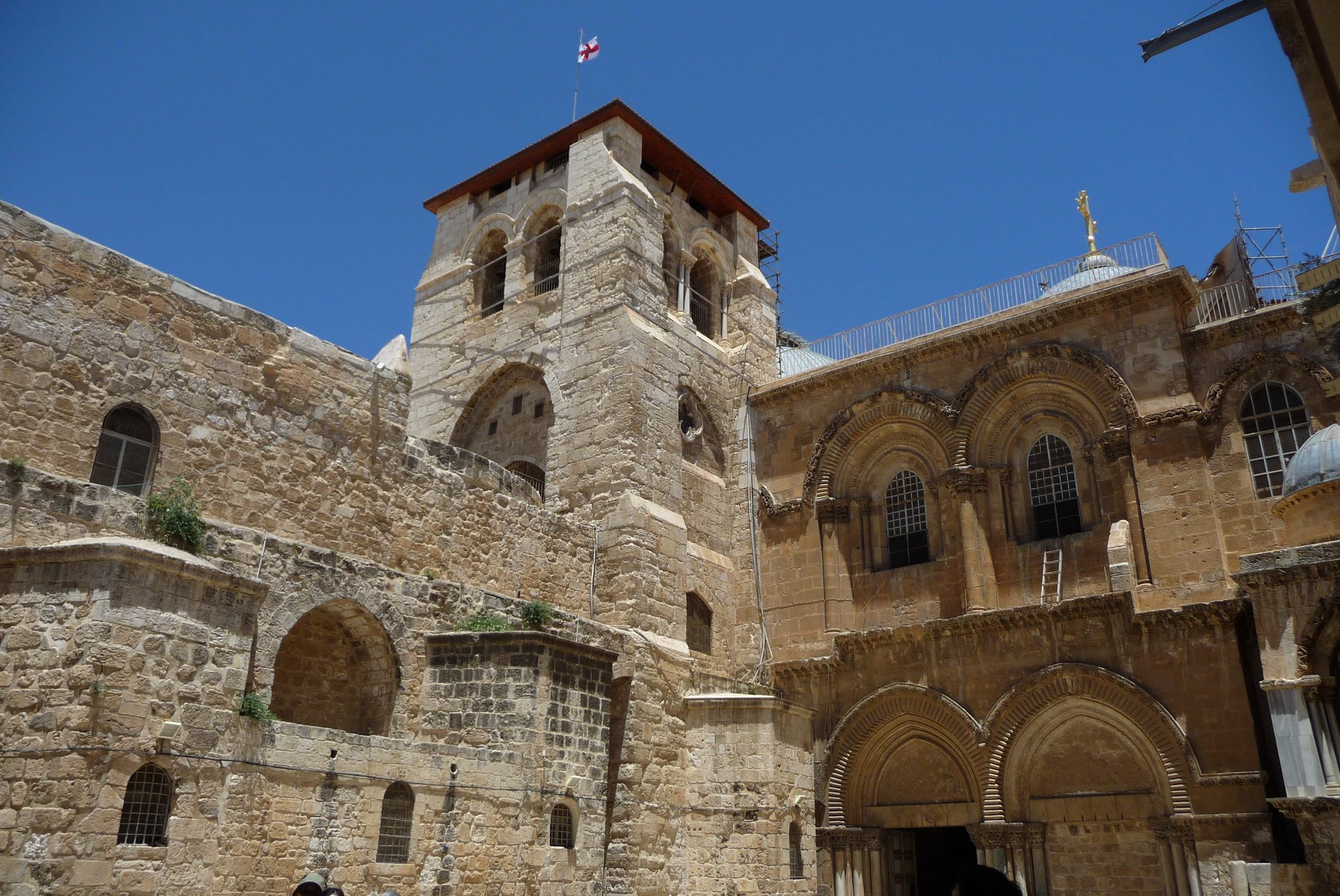 寝屋川キリスト教会 Mb イスラエルこぼれ話 3 聖墳墓教会はイエスが処刑され遺体が収められたと言われる場所にあり ヴィアドロローサ 十字架を背負って歩いた道 の終着点です カトリックや正教会アルメニア教会など複数の宗派によって共同管理され