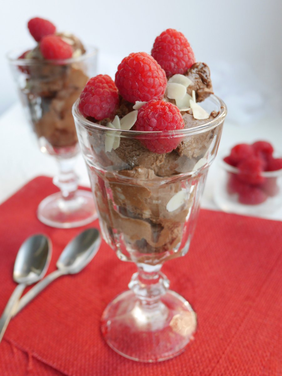 GulfNewsTabloid's tweet photo. #CookingWithMark: This week, it's how to make banana and chocolate ice cream using leftovers https://t.co/TLthnP15KV https://t.co/Z2HVKUosbH