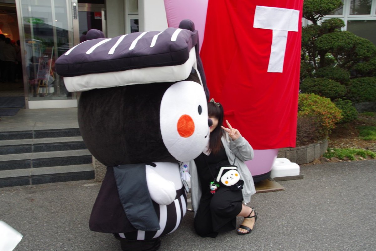 さるびぃ בטוויטר 新生姜ミュージアム玄関前 先に到着した とち介 がグリーティング ちょうど おやまくまのイラスト入りのゴミ収集車が信号待ちで停車