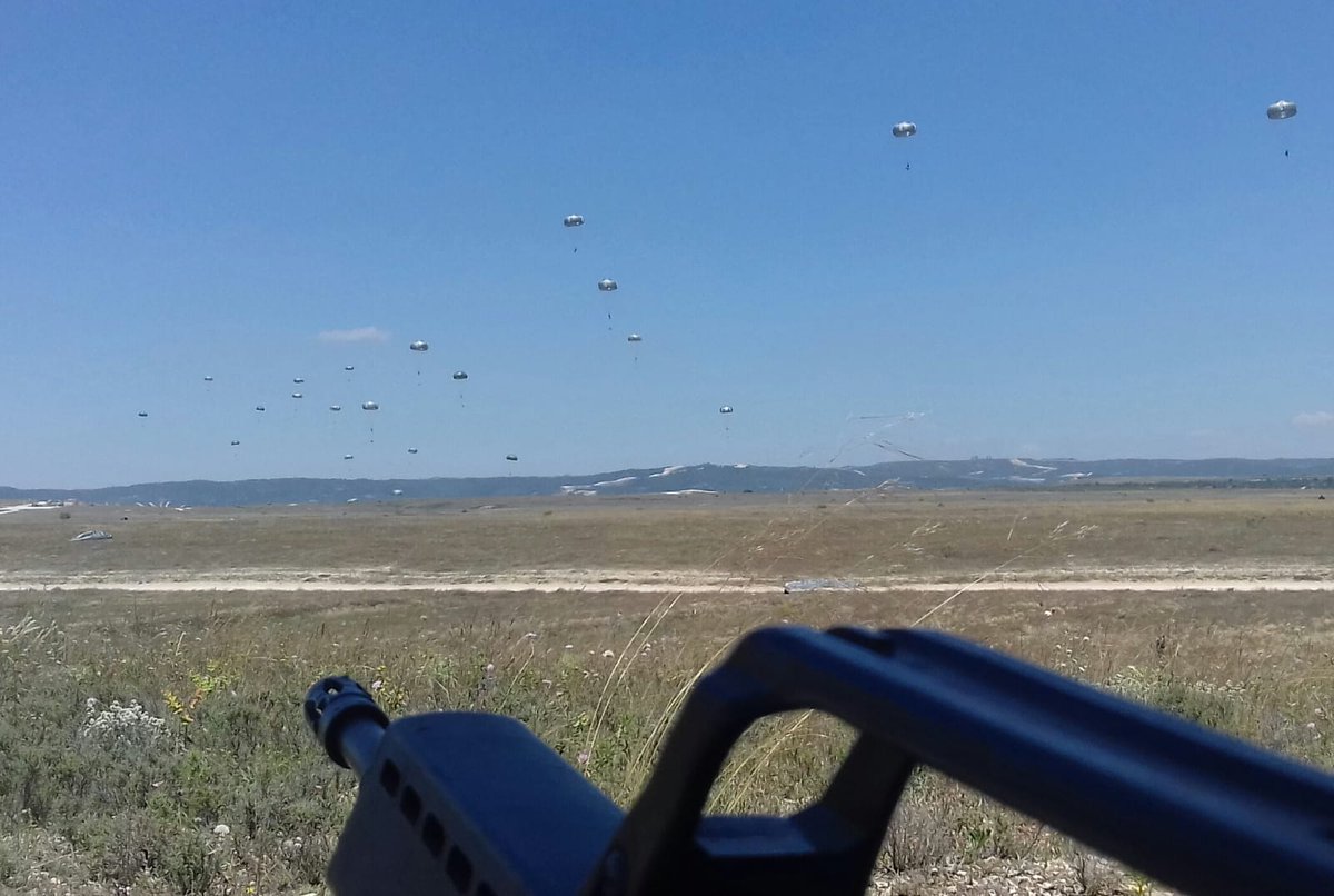 FUTER_ET's tweet photo. Las primeras rotaciones de #paracaidistas de la #BRIPAC @EjercitoTierra y de la @173rdAbnBde protegen desde sus posiciones en tierra el despliegue de sus compañeros https://t.co/7hPwQQJRv1