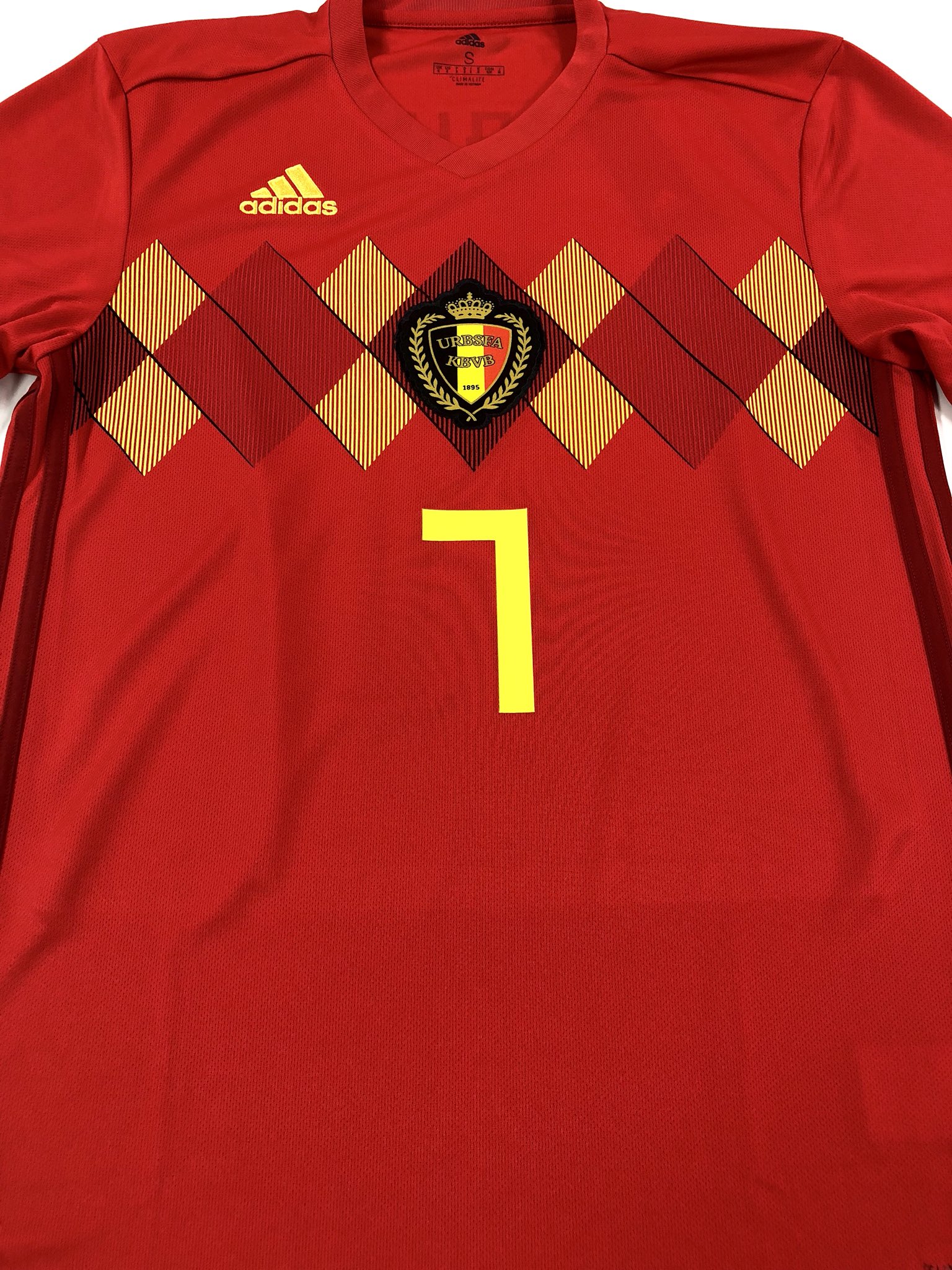 ともさん サッカーユニフォームの世界 Pa Twitter ベルギー代表18ホール デブライネ のマーキング 80年代を彷彿させるチェック柄 とエンブレムのセンター配置が特徴 三本線は脇の下へ デブライネはよく走るいい選手 Worldcup Bel