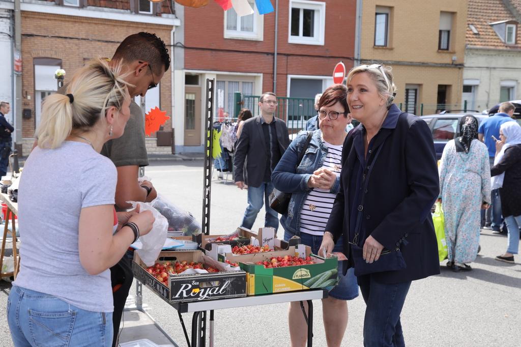 MLP_officiel's tweet photo. Après notre participation aux journées Metallia de Noyelles-Godault, nous sommes cet après-midi avec @SteeveBriois sur le marché aux puces d'Hénin-Beaumont !🍒🔆 https://t.co/GzP6ubSVDi