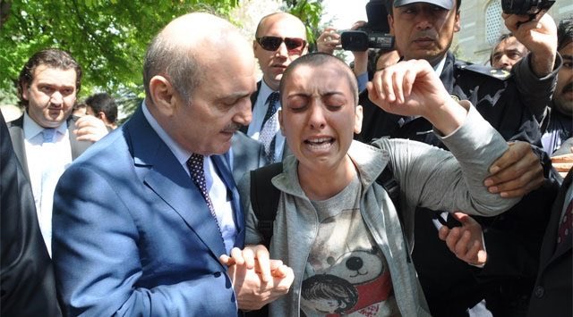 Yarın senin için de oy vereceğim kardeşim. Sandığa sahip çıkacağım. Affet bizi.