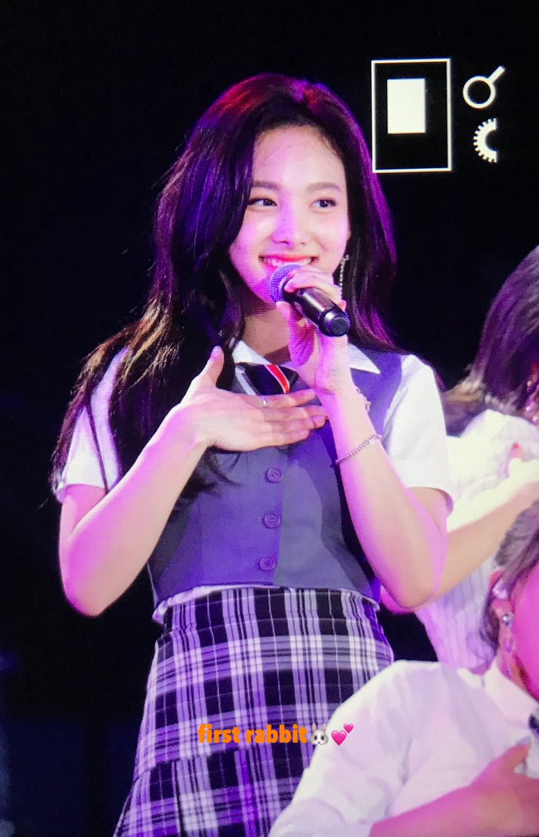 firstrabbit922's tweet photo. 180623 롯데 패밀리 콘서트 나연이2🐰💕
나연선배 학생회장 길만 걸어욧 💸💸💸
#TWICE #nayeon #트와이스 #나연 #ナヨン https://t.co/ixLbWPtcdR