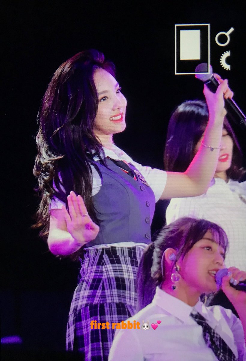 firstrabbit922's tweet photo. 180623 롯데 패밀리 콘서트 나연이2🐰💕
나연선배 학생회장 길만 걸어욧 💸💸💸
#TWICE #nayeon #트와이스 #나연 #ナヨン https://t.co/ixLbWPtcdR