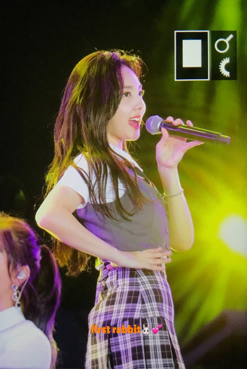 firstrabbit922's tweet photo. 180623 롯데 패밀리 콘서트 나연이2🐰💕
나연선배 학생회장 길만 걸어욧 💸💸💸
#TWICE #nayeon #트와이스 #나연 #ナヨン https://t.co/ixLbWPtcdR