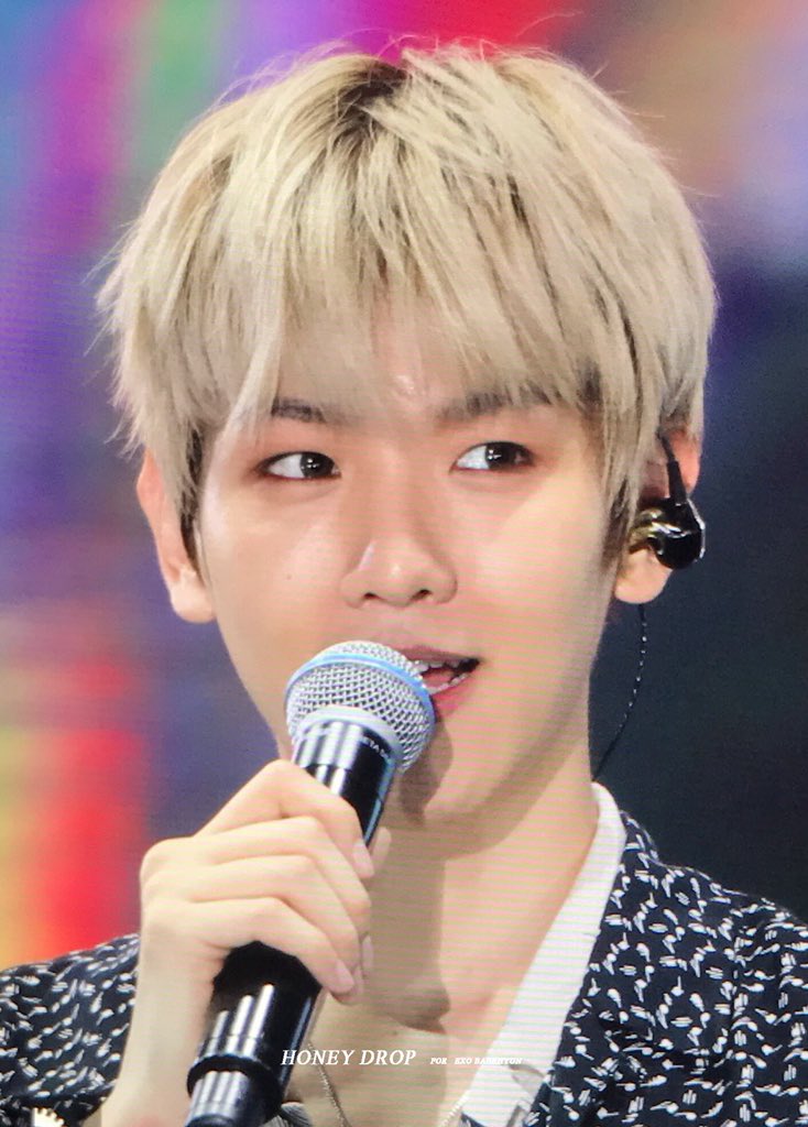 honeydrop_506's tweet photo. 180623 롯데패밀리콘서트 #백현 #BAEKHYUN 
13년도 배쿠잉줄,,,,, ;ㅅ; https://t.co/M7ozXVoI4o