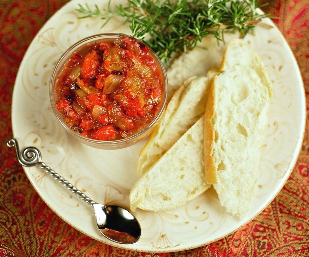 Strawberry Onion Relish by <a href="/FloridaChef/">DISCORD IN BIO</a>. Substitute your frozen <a href="/FlaStrawberries/">FLAStrawberries</a>. Serve over French bread on a cheese board. Or pair as a chutney with meats such as chicken breast, turkey or even a topper on a turkey burger.  Mouthwatering!
floridastrawberry.org/strawberry-oni…