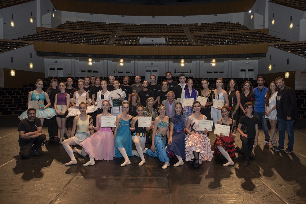 idearantzibia's tweet photo. #Palmarés #PremioTiempoDanza➡️ #MartaMuñoz, Premio @CNDanza (clásico sénior), #FranSerrano, Premio @balletnacional (flamenco sénior) en @AUDITORIOMURCIA, 21/06/2018 👏👏👏 Aquí la foto de familia 📸Autor: Pepe H 🖱️https://t.co/k6XgjCjrnq ✍️@idearantzibia #SautdeBasque https://t.co/XbPhtWl6aK