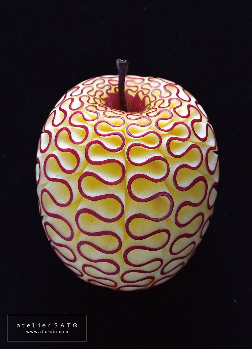 りんごの表面にs字にうねった模様を彫りました ツイナビ