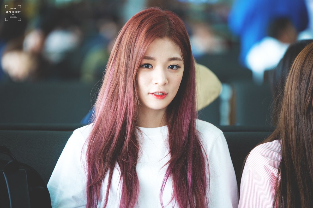 20000514_com's tweet photo. 180623 ICN

다치지 말구 조심히 갔다와 :D

#프로미스나인 #이채영 #두근두근 #fromis_9 #LeeChaeYoung #DKDK https://t.co/lej5efP2ay