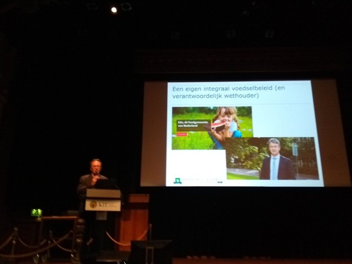 Prof Han Wiskerke @RuralSociologyW: 40% van onze #voetafdruk is gerelateerd aan #voedsel. #duurzaam beleid gemeenten heeft daar nog veel te weinig aandacht voor. #WeFeedTheCity #Voedselkaravaan  #wemakethecity