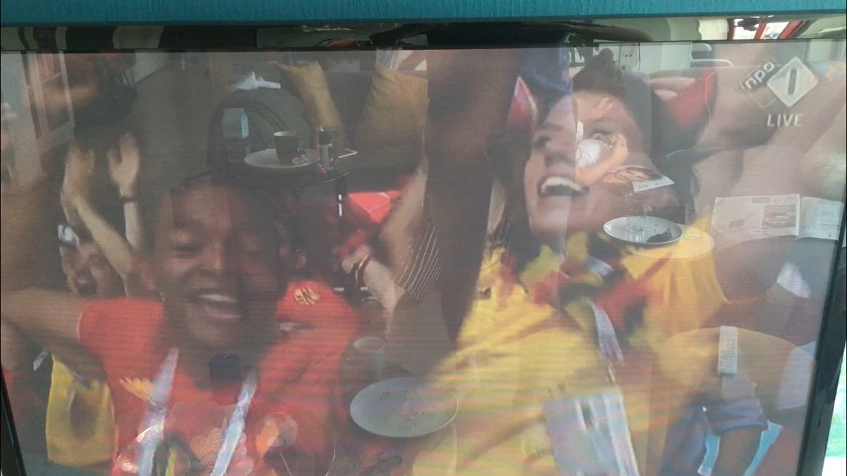 En dan ook nog juichend in beeld komen na de 4-1 van Hazard. <a href="/IgmarFelicia/">Igmar Felicia</a> #beltun