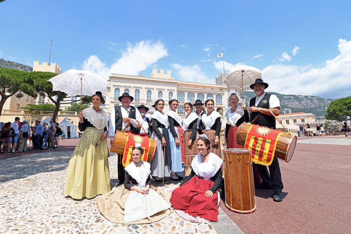 monaco__info's tweet photo. Les Tambourinaires de la Vallée des Baux accompagnés des Arlésiennes pendant leur prestation sur la Place du Palais dans le cadre de la 1ère Rencontre des Sites historiques #Grimaldi de Monaco #fiefs #monaco #monacomoments #histoire https://t.co/x1YM7jOXGB
