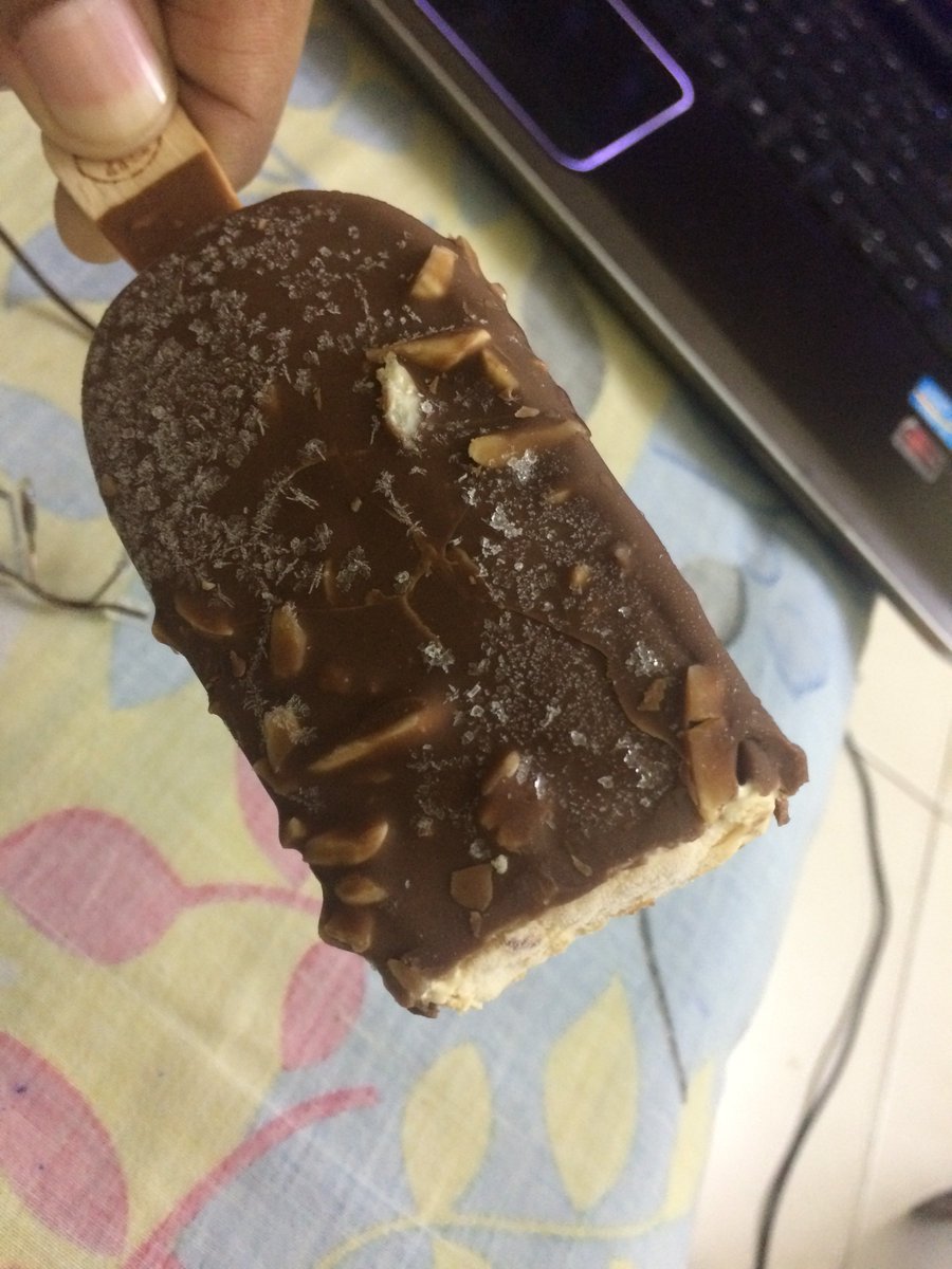 PremKatiyar's tweet photo. @BaskinRobbinsIn Is it a correct packaging? I received half cut ice cream from the packet? I doubt if this how it was originally packed. https://t.co/KxJoSkjadV