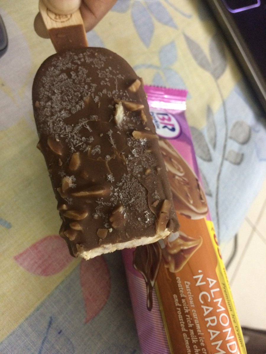 PremKatiyar's tweet photo. @BaskinRobbinsIn Is it a correct packaging? I received half cut ice cream from the packet? I doubt if this how it was originally packed. https://t.co/KxJoSkjadV