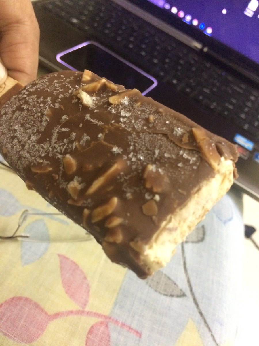 PremKatiyar's tweet photo. @BaskinRobbinsIn Is it a correct packaging? I received half cut ice cream from the packet? I doubt if this how it was originally packed. https://t.co/KxJoSkjadV