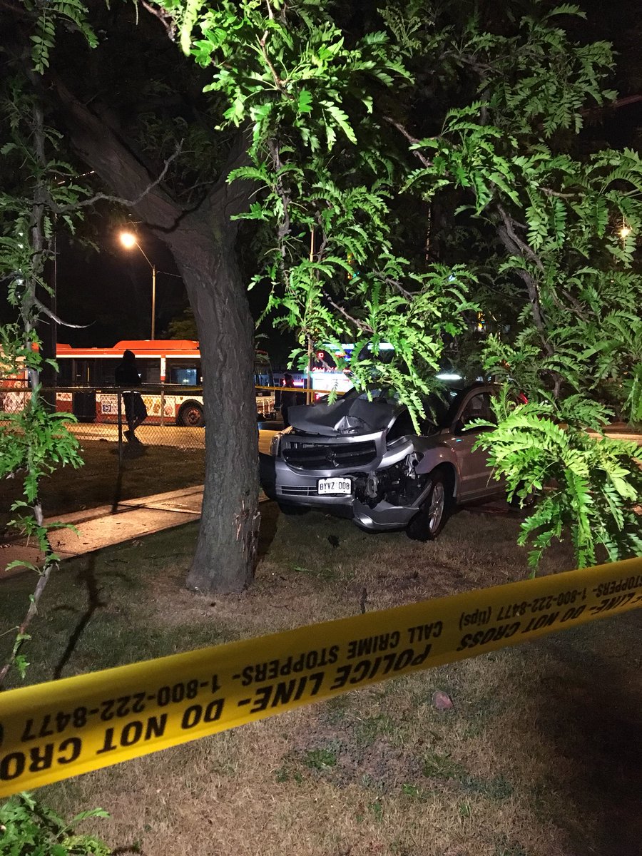 Driver flees after crashing into tree in Scarborough. READ MORE: ow.ly/vjbI30kD9Tg https://t.co/CL2gl1ALLt