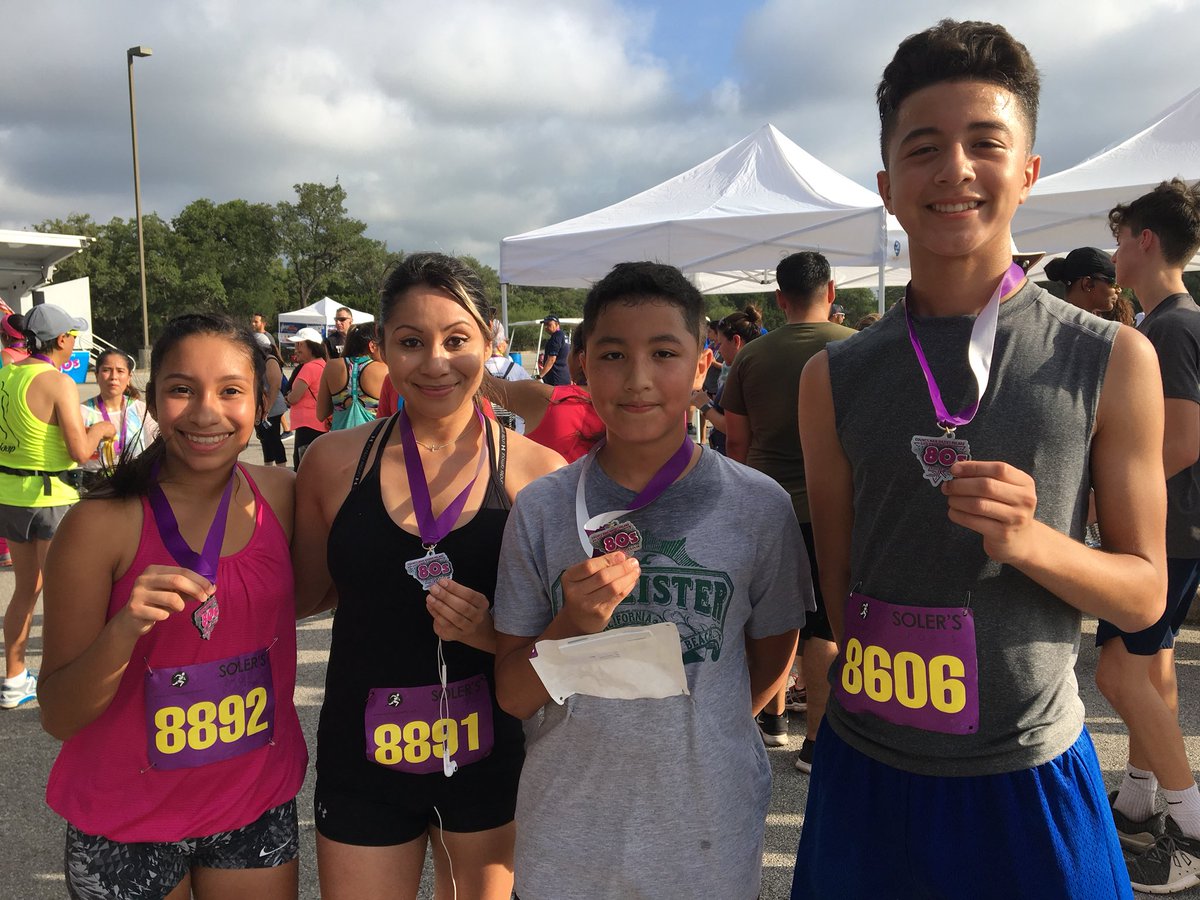 FitFamilySA's tweet image. Having fun getting fit! #fitfamilysa #district8_80s5K #movetowin #ancira #sanantoniosports #bcbstx