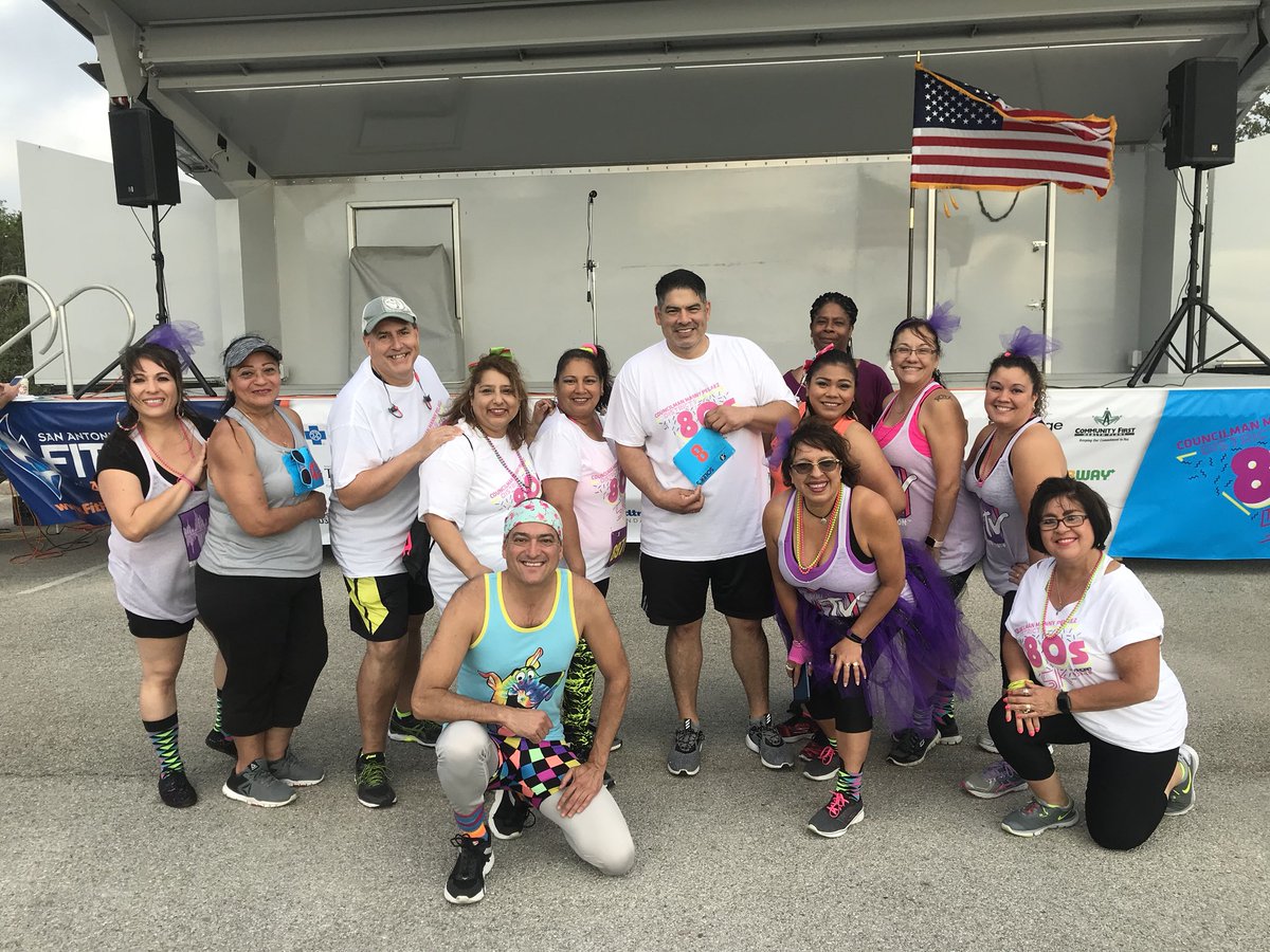 FitFamilySA's tweet image. Having fun getting fit! #fitfamilysa #district8_80s5K #movetowin #ancira #sanantoniosports #bcbstx