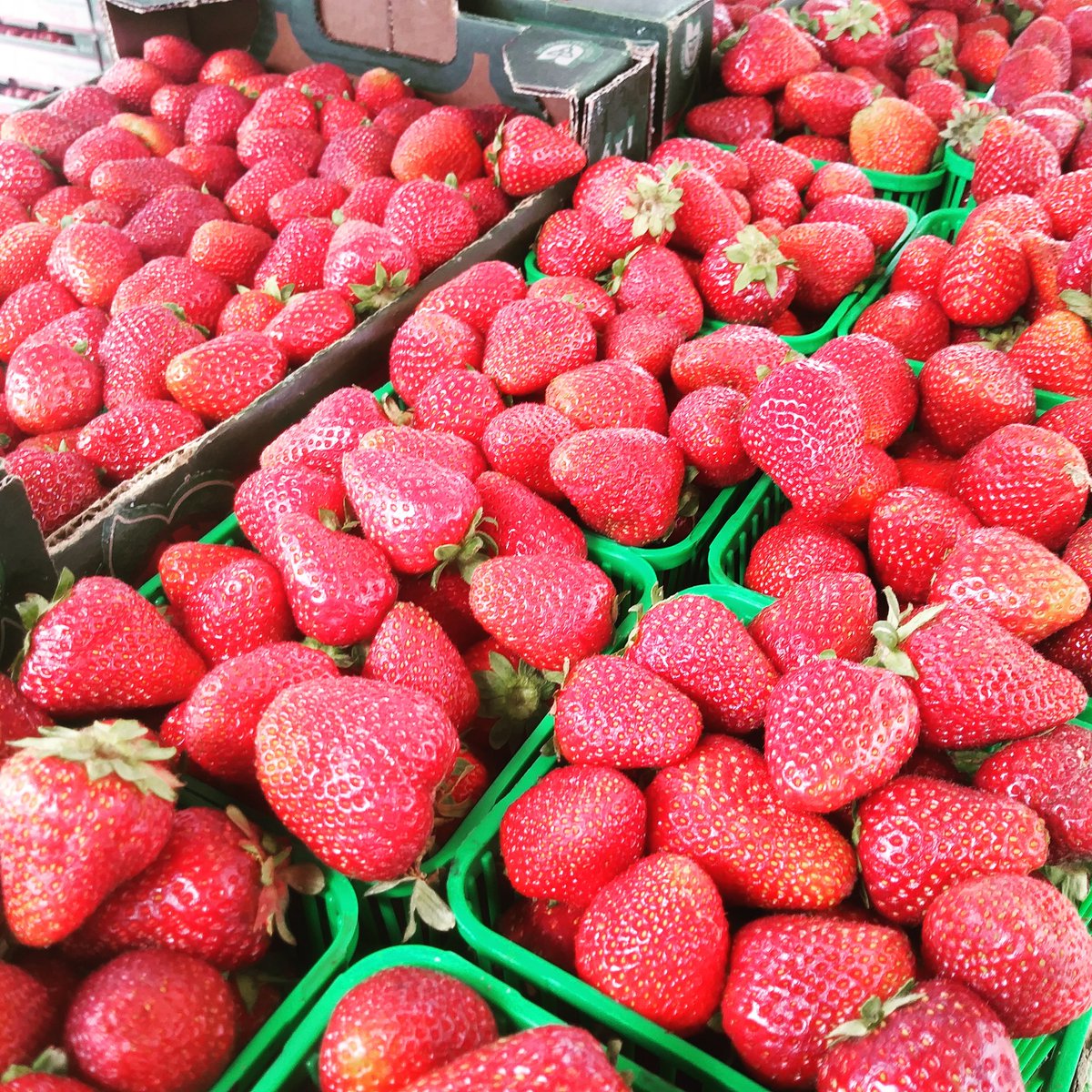 BarrieFarmersM's tweet photo. Unfortunately, the internet isn't advanced enough to let you smell or taste these strawberries, so you'll have to come down to the Barrie Farmers' Market this morning and try them for yourself. #loveONTfood #strawberryseason🍓 https://t.co/Psonx9hKtG