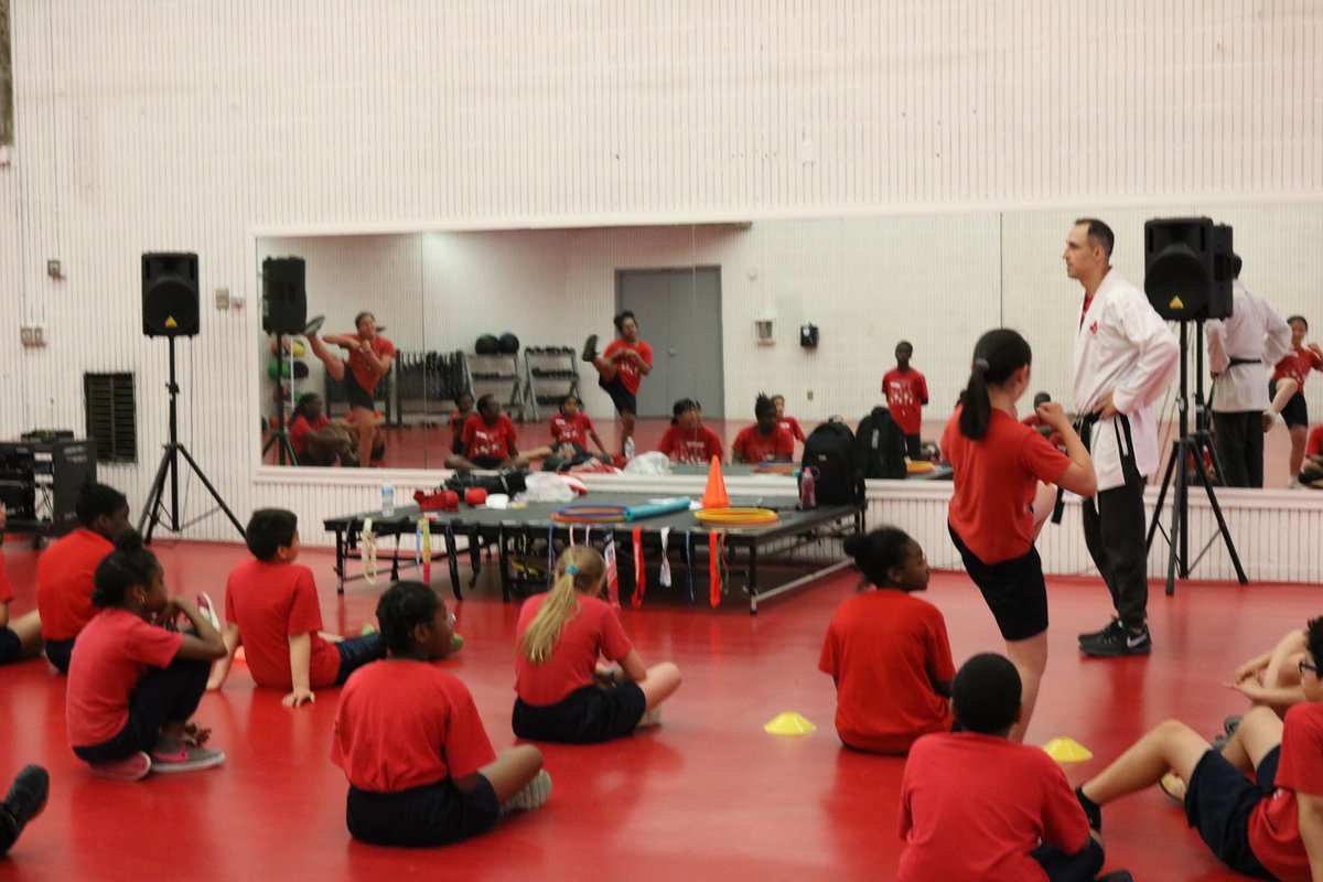 TeamCanada's tweet photo. This year #TeamCanada athletes from coast to coast encouraged the next generation to get active at #OlympicDay events, while spreading the Olympic values of excellence, friendship and respect.

#UnitedBy sport 🙌 https://t.co/DK75Gwz4LE