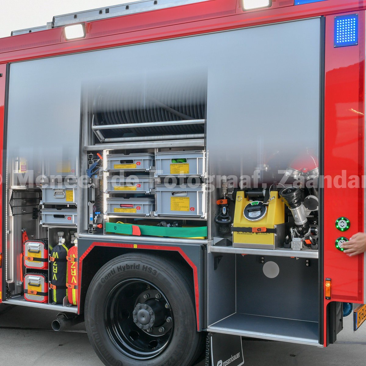 Mnrdefotograaf's tweet photo. Nieuwe voertuigen @VrZW geleverd @RosenbauerGroup #brandweer @MercedesBenz @gem_waterland @IamNikonNL https://t.co/M7J7eBnns7