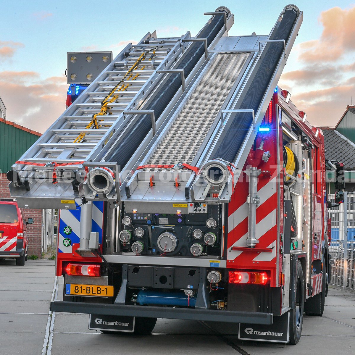 Mnrdefotograaf's tweet photo. Nieuwe voertuigen @VrZW geleverd @RosenbauerGroup #brandweer @MercedesBenz @gem_waterland @IamNikonNL https://t.co/M7J7eBnns7
