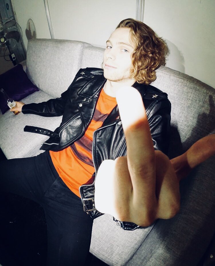 —   

new luke acc,
desc. // experienced. 
bi &amp;&amp; looking for friends and whatnot.
ships w/ chem.
rt for me, lovelies. ♡